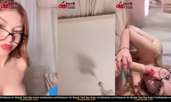 Çok seksi bir kadın duşta mastürbasyon yapıyor